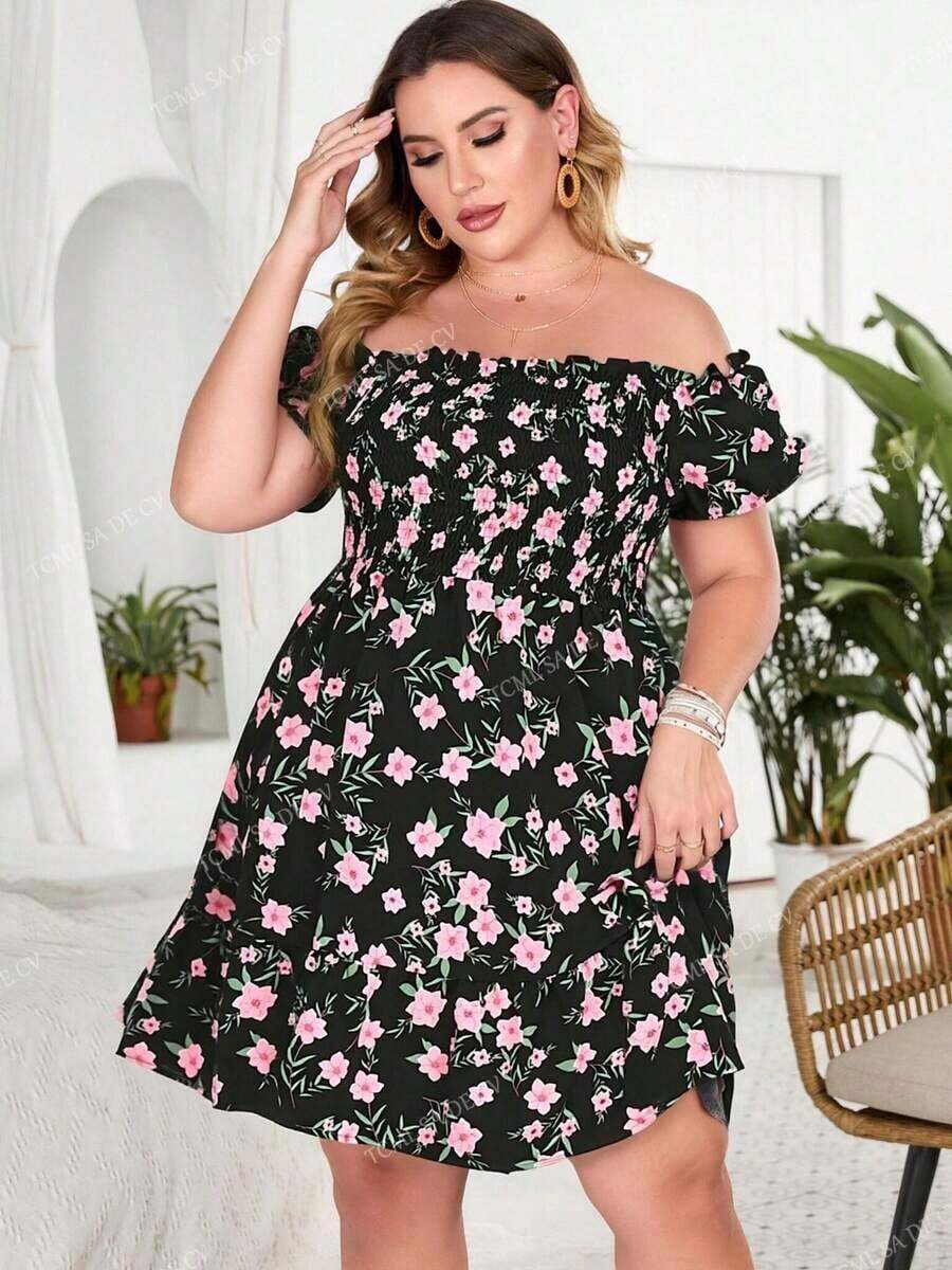 Vestido con estampado floral, hombros descubiertos, volantes fruncidos y bajo con volante para vacaciones y playa para mujer talla grande - Negro - Ver 1
