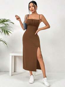 Vestido camisero elegante de mujer con tirantes finos, espalda descubierta, pliegues y abertura alta en la falda - Café integral - Ver 8