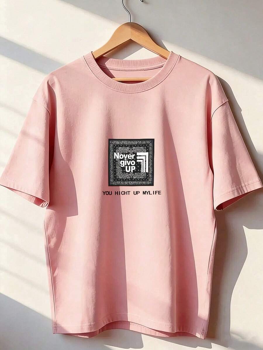 T-Shirt With "Never Give Up" Slogan And Bandana Design. Short-Sleeved T-Shirt For Spring/Summer 2026, Made In Mexico, 180 Grams. Cartoon Print, Couple Design, Suitable For Indoor Or Outdoor Wear. Crew Neck, Unisex, Ideal For The Office And Leisure. One-Pack. - PK-P631577SLNDXZGY568 - 查看 1