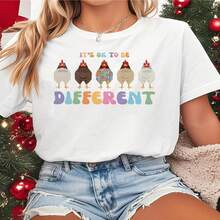 A Classic And Versatile Piece: A Short-Sleeved, High-Neck T-Shirt Made Of Pure Cotton, Ideal For Year-Round Wear. Its Feminine Design Features A Whimsical Holiday Print. Modern Style. - 白色 - 查看 2