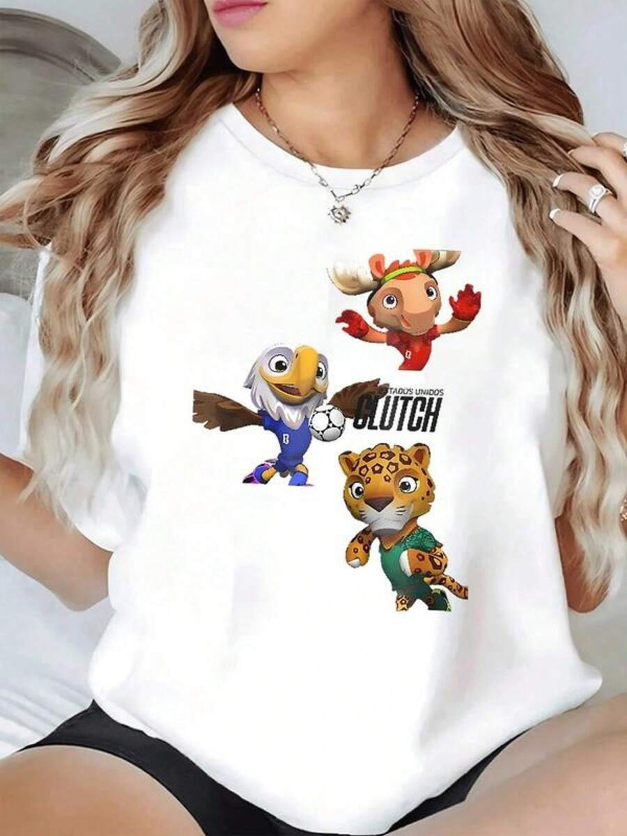 Tres adorables animales deportivos un águila un jaguar y un alce que celebran la pasión por el fútbol transmitiendo energía y alegría camiseta de mujer casual cómoda y moderna para uso diario - Negro - Ver 1