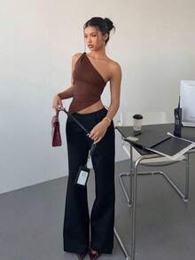 Top elegante de un hombro con un giro en color rojo burdeos delgado para mujer - Color caoba - Ver 3