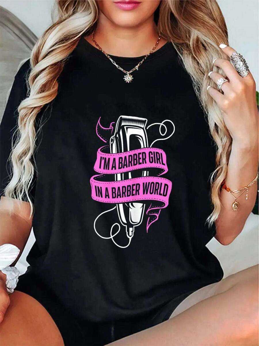 Plus Size Women's Hairdresser T-Shirt, 100% Cotton - With The Slogan "I Am The Hairdresser Of The Hairdresser World" And Hairdressing Tool Design, Black With Pink Lettering, Short Sleeve And Round Neck, Casual Workwear, Machine Washable, Suitable For All Seasons, Professional Hairdresser Attire, Salon Wear, Easy Care, Breathable T-Shirt, Suitable For Beauty Industry Professionals. - 黑色 - 查看 1