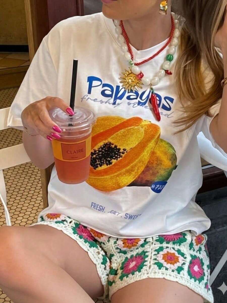 Camiseta Oversize para Mujer con Estética Y2K y Gráfico de Papaya con Eslogan "Papayas Recién Exprimidas", Camiseta Casual de Manga Corta con Cuello Redondo, Estilo Vintage Retro con Estampado de Frutas, Ideal para Vacaciones de Verano en la Playa, Uso Diario, Citas para Café, Fiestas, Moda Festiva para Adolescentes, Camiseta Gráfica Holgada y Moderna para Mujeres Jóvenes y Amantes de la Fruta. X4ZN - Blanco - Ver 1