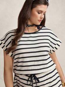 Mono informal de verano para mujer de talla grande con cuello redondo, rayas en blanco y negro y cintura con elástico - Blanco y Negro - Ver 1