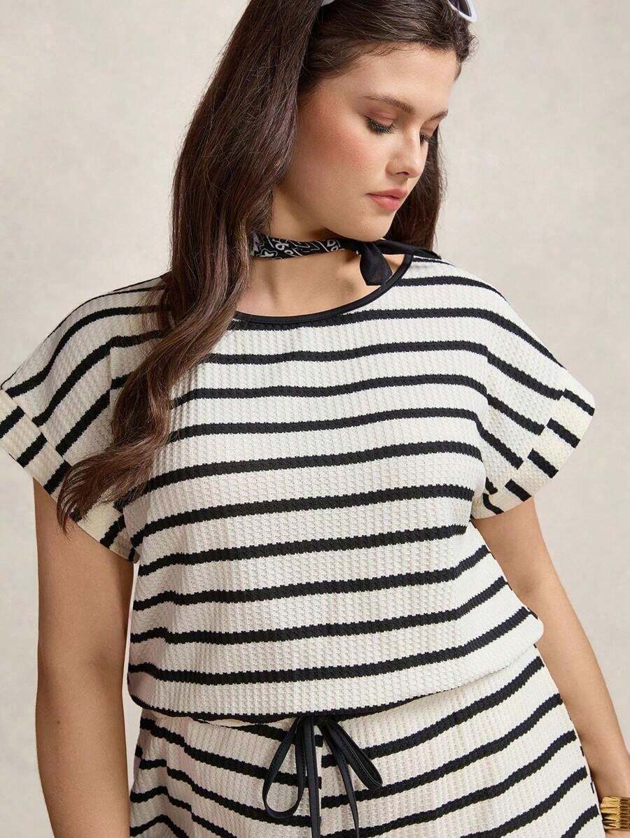 Mono informal de verano para mujer de talla grande con cuello redondo, rayas en blanco y negro y cintura con elástico - Blanco y Negro - Ver 1