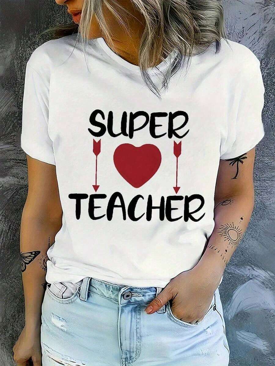 Camiseta de manga larga con cuello redondo para mujer con la frase inspiradora "Super Maestra" - Poliéster suave, diseño vibrante de corazón rojo y flecha, corte relajado para primavera/otoño, ropa para maestras. | Impresión Inspiradora | Camiseta de Mujer de Tela Suave - Blanco - Ver 1