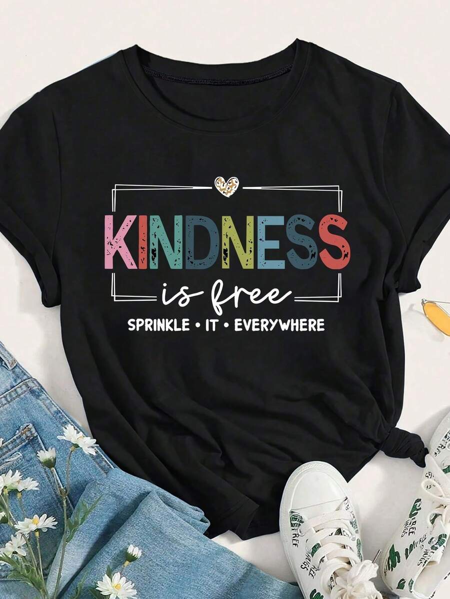 Esta camiseta de moda de verano para mujer presenta una estampación colorida con la palabra "KINDNESS" y un eslogan gráfico "SPRINKLE IT EVERYWHERE", con un peso de 180 gramos. - Negro - Ver 1