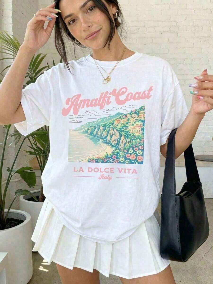 Camisa Oversize de la de Amalfi, La Dolce Vita, Verano Italiano, Vacaciones en Italia, Camisetas de Verano, Italia, Camisetas Gráficas para Mujer, Camisetas de Viaje 2026 Ligeras y Transpirables para Todas las Temporadas, Algodón 2026 Conjuntos de Verano para Mujer, Conjuntos de Vacaciones para Mujer, Conjuntos de Playa para Mujer, Conjunto para Concierto Country, Conjunto para Concierto, Mujer Casual de Negocios, Estilo Urbano Vintage Unisex, Camiseta de Manga Corta de Algodón con Cuello Redondo 100% algodón - Blanco - Ver 1