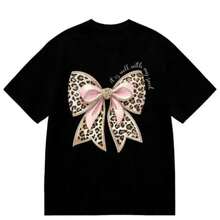 Camiseta gráfica de algodón de manga corta y cuello redondo para mujer, diseñada por diseñadores de moda, con estampado de lazo de leopardo, cómoda, transpirable y de corte clásico, ideal para reuniones en el campus y atuendos casuales de verano, excelente como regalo para mujeres (ropa deportiva y de exterior), manga corta. - Negro - Ver 2