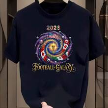 Camiseta de fútbol con temática de la Copa Mundial de 2026, camiseta blanca de manga corta, estampada con las banderas de Estados Unidos, Canadá y México y el patrón del trofeo de la Copa Mundial, un outfit moderno imprescindible para los fans del fútbol. Apta tanto para hombres como para mujeres. - negro - Ver 1