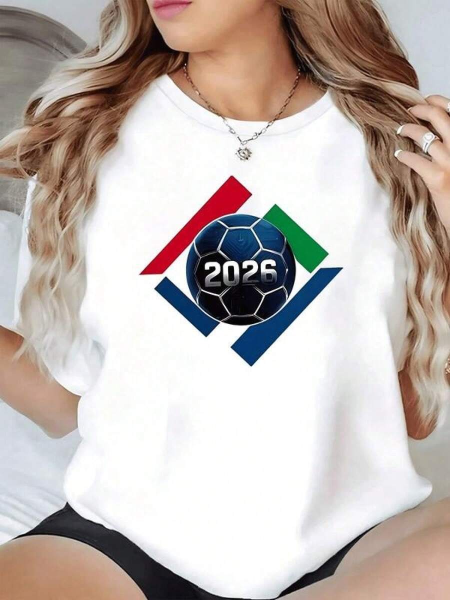 Balón con número 2026 rodeado por formas geométricas en rojo verde y azul símbolo de unión mundial y energía deportiva camiseta de mujer moderna y cómoda para uso casual - Negro - Ver 1