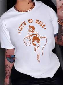Mujer vaquera alegre con sombrero botas y lazo representa fuerza libertad y espíritu aventurero camiseta de mujer casual moderna perfecta para look urbano - Blanco - Ver 8