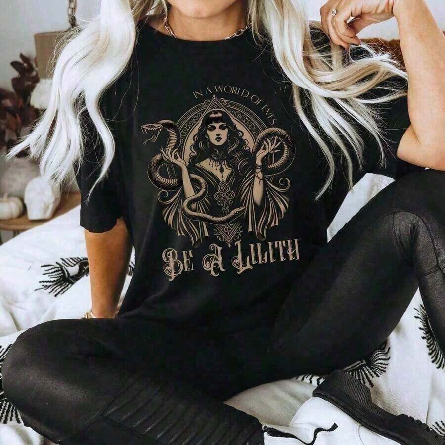 Camiseta Lilith - Hija de Lilith - Camiseta Empowert Snake Dark Goddess Gothic Shirt Wos Witchy Feminine GiftPm 180G Cotton-Shirt – Duradera pero suave Estilo retro y minimalista de calle – Uso diario, trabajo, salidas de fin de semana o descanso – Cumpleaños, aniversario o simplemente porque Tops Wo Ropa vintage Wo Clothes Wo Vintage Wo Tops Mujer Tops lindos Wo Cotton Wo Clog Halloween Camisas Ropa de verano Wo Casual Punk Western Tops Wo Traje del 4 de julio Trajes de vaquero Wo Ropa% Algodón Ing Ropa gótica linda Top blanco y negro Tops vintage Tela Wo White Goth Retro Clothes Wo Korean Fashion Wo Camisas Para Mujer Western Graphic Tees Ropa para hombre Camisas Para Hombre Camisetas gráficas Ropa de mujer Tops de verano Ropa de verano Camisetas gráficas - Negro 2 - Ver 1