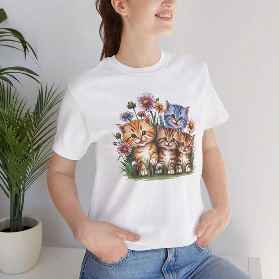 Floral Kitten Print T-Shirt For Cat Lovers T1EE220G. Essential Unisex Cotton T-Shirt, 220g Of Unique Softness. Designed To Fit All People, Men And Women Alike. Durable, High-Quality Fabric, Ready For Any Cut, Delicate To The Touch But Built To Withstand. Lightweight Tops For Women, Perfect For Autumn Outfits, Vacation Wear, And New Year's Costumes. - 白色 - 查看 1
