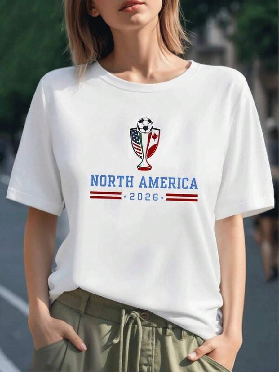 Trofeo con balón y banderas de México Estados Unidos y Canadá que simboliza la unión deportiva del continente hacia el gran torneo 2026 camiseta para mujer 100% algodón cómoda y moderna para fanáticas del fútbol - Negro - Ver 1