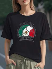 Balón de fútbol con los colores de la bandera mexicana y el escudo nacional que simboliza orgullo y pasión por México camiseta de mujer 100% algodón cómoda y moderna - Negro - Ver 1