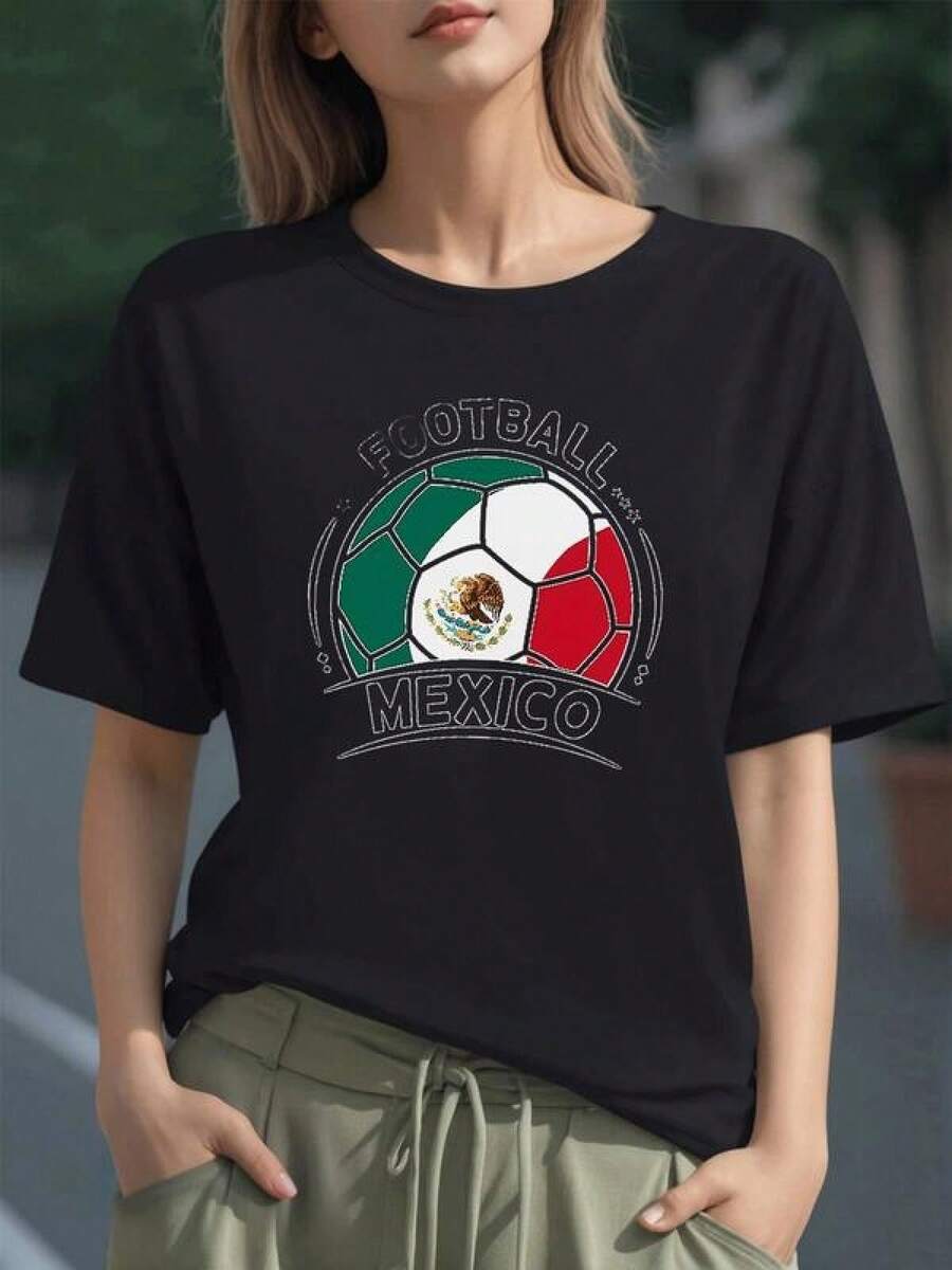 Balón de fútbol con los colores de la bandera mexicana y el escudo nacional que simboliza orgullo y pasión por México camiseta de mujer 100% algodón cómoda y moderna - Negro - Ver 1