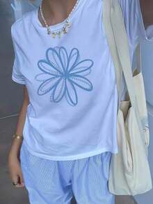 Women's Vintage Summer T-Shirt With A Round Neck And Short Sleeves. Soft And Comfortable, Casual And Versatile, It Exudes Youthful Vitality. Suitable For Various Occasions, Such As Back-To-School Season, The Start Of The School Year, Running, Casual Wear, Gatherings, And Parties. Loose And Stylish, It's Also Perfect For Outdoor Activities, Making It An Ideal Choice For Bohemian Summer Outfits. - 白色 - 查看 3