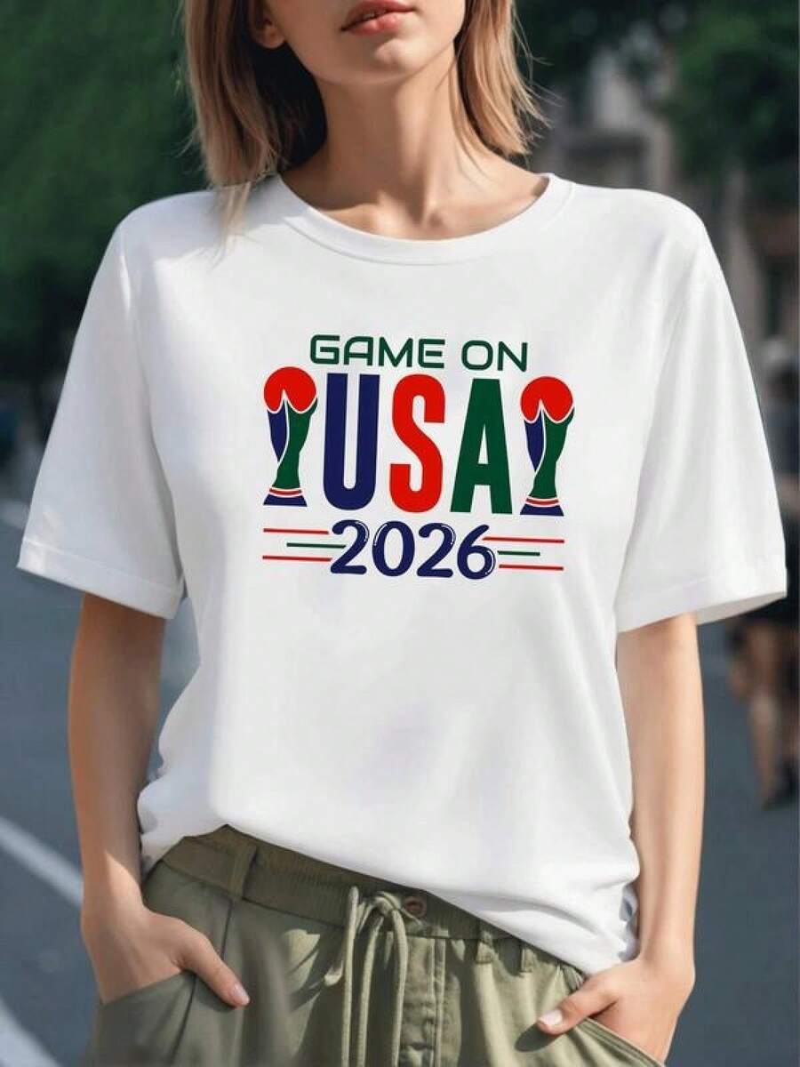 Gráfico alusivo a la pasión futbolera con guantes coloridos que simbolizan fuerza y unión bajo el lema Game On USA 2026 camiseta para mujer 100% algodón casual cómoda - Negro - Ver 1