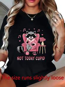 Hoy no es el Día de Cupido. Camiseta holgada de moda para mujer, 180 gramos, con un lindo diseño de mapache, un regalo creativo para ella en el Día de San Valentín. - Negro - Ver 1