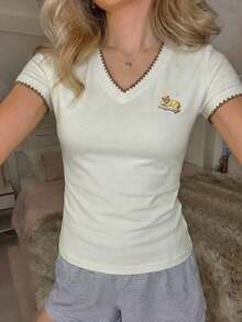 Camiseta de cuello en V con pliegues, estilo minimalista casual, con estampado del logo de Nueva York NY, adecuada para el verano, la vuelta al colegio, el estilo universitario y el estilo "old money" para la fiesta de bienvenida - Multicolor 2 - Ver 3