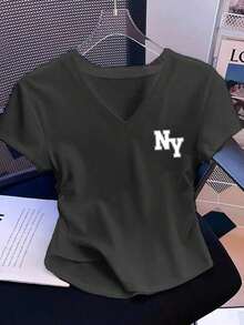 Camiseta de cuello en V con pliegues, estilo minimalista casual, con estampado del logo de Nueva York NY, adecuada para el verano, la vuelta al colegio, el estilo universitario y el estilo "old money" para la fiesta de bienvenida - Gris Oscuro - Ver 7