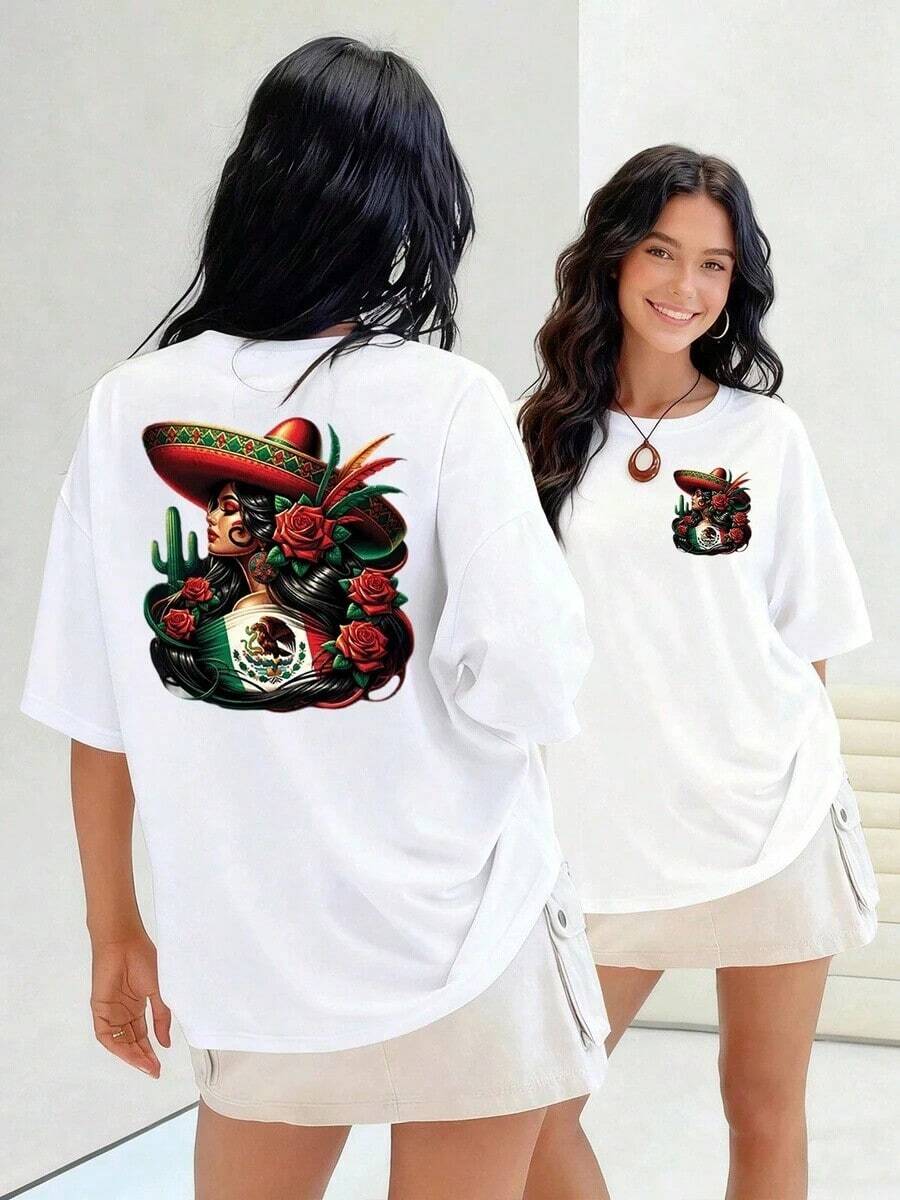Woman With Hat Adorned With Roses, Mexican Flag, And Eagle. Women's T-Shirt, 100% Cotton, Representing Mexican Beauty And Cultural Heritage With A Modern Artistic Touch. Suitable For Spring, Summer, And Autumn. - 白色 - 查看 1