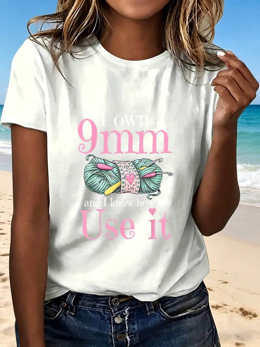 Knitting T Shirt With 9mm Crochet Hook And Yarn Design Cute Knitting Lover Gift For Women Fashionable Casual Wear Perfect For Crafting Enthusiasts And Creative Hobbies Ideal For Beach Outings And Everyday Wear Great Gift Idea For Knitters And Crafters - 白色 - 查看 1