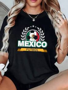 Símbolo patriótico que combina un balón de fútbol con los colores de la bandera mexicana evocando orgullo nacional pasión deportiva y fuerza femenina camiseta de mujer casual cómoda para aficionados del fútbol de México - Negro - Ver 1