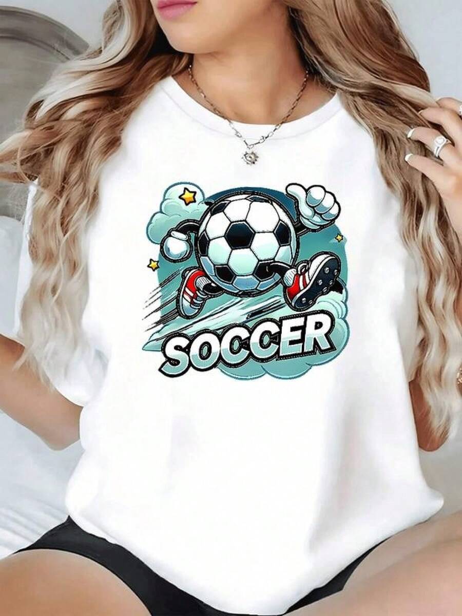 Balón de fútbol animado con zapatillas rojas corriendo entre nubes simbolizando energía pasión espíritu deportivo y movimiento dinámico camiseta de mujer casual cómoda moderna para fans del soccer - Negro - Ver 1