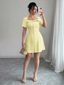 Vestido corto de manga corta con cuello trapezoidal elegante, volantes y cintura con botones en forma de línea A, adecuado para el trabajo, primavera/verano - Amarillo - Ver 6