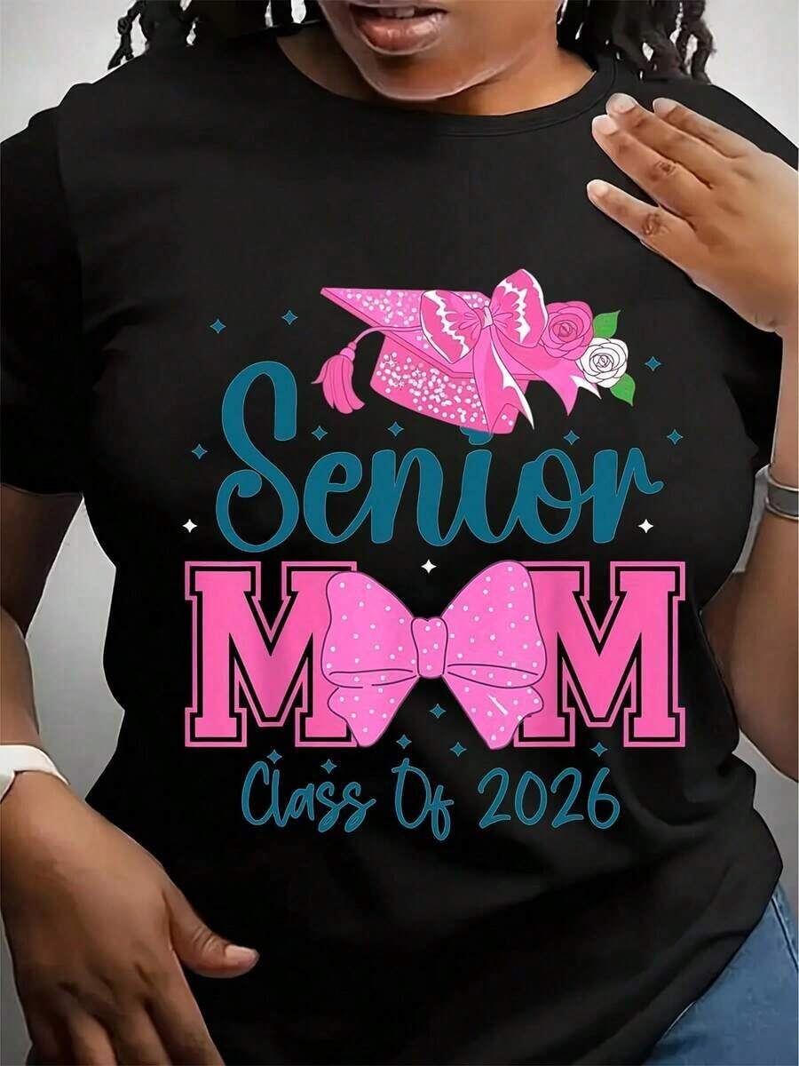 Camiseta de Graduación para Mujer y Jóvenes de la Clase de 2026 - Manga Corta Suave con Estampado de Birrete y Diploma, Lazo Rosa y Letras "Mamá de Graduada" - Ropa Casual Cómoda y Transpirable para Fiestas de Graduación, Celebraciones de Graduados, Ceremonias de Entrega de Diplomas - Uso en Todas las Temporadas, Lavable a Máquina (Regalo Ideal para Graduación) - Diseño Vibrante de Lazo Rosa y Diploma para Uso Diario y Eventos de Graduación - Corte Unisex - Negro - Ver 1