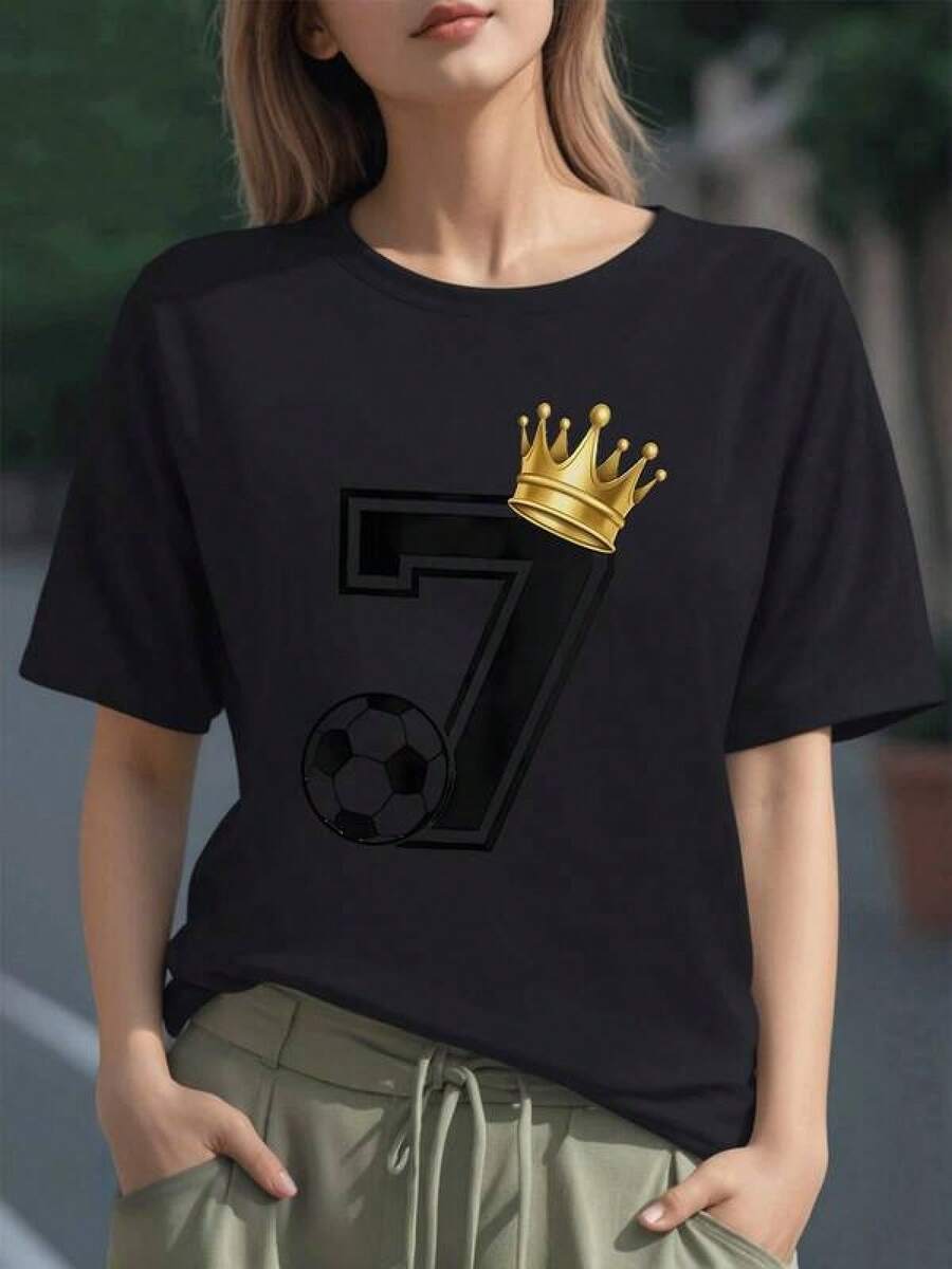 Número siete en tono negro con balón y corona dorada que simboliza liderazgo triunfo y pasión por el fútbol perfecta para mujeres seguras y amantes del deporte camiseta de mujer 100% algodón cómoda y elegante para uso diario - Negro - Ver 1