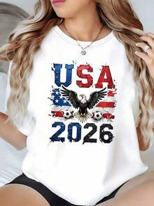 Águila majestuosa extendiendo sus alas frente a la bandera de Estados Unidos junto a balones de fútbol simbolizando fuerza y orgullo nacional rumbo al torneo 2026 camiseta de mujer casual moderna cómoda para fanáticas del deporte patriótico - Negro - Ver 1