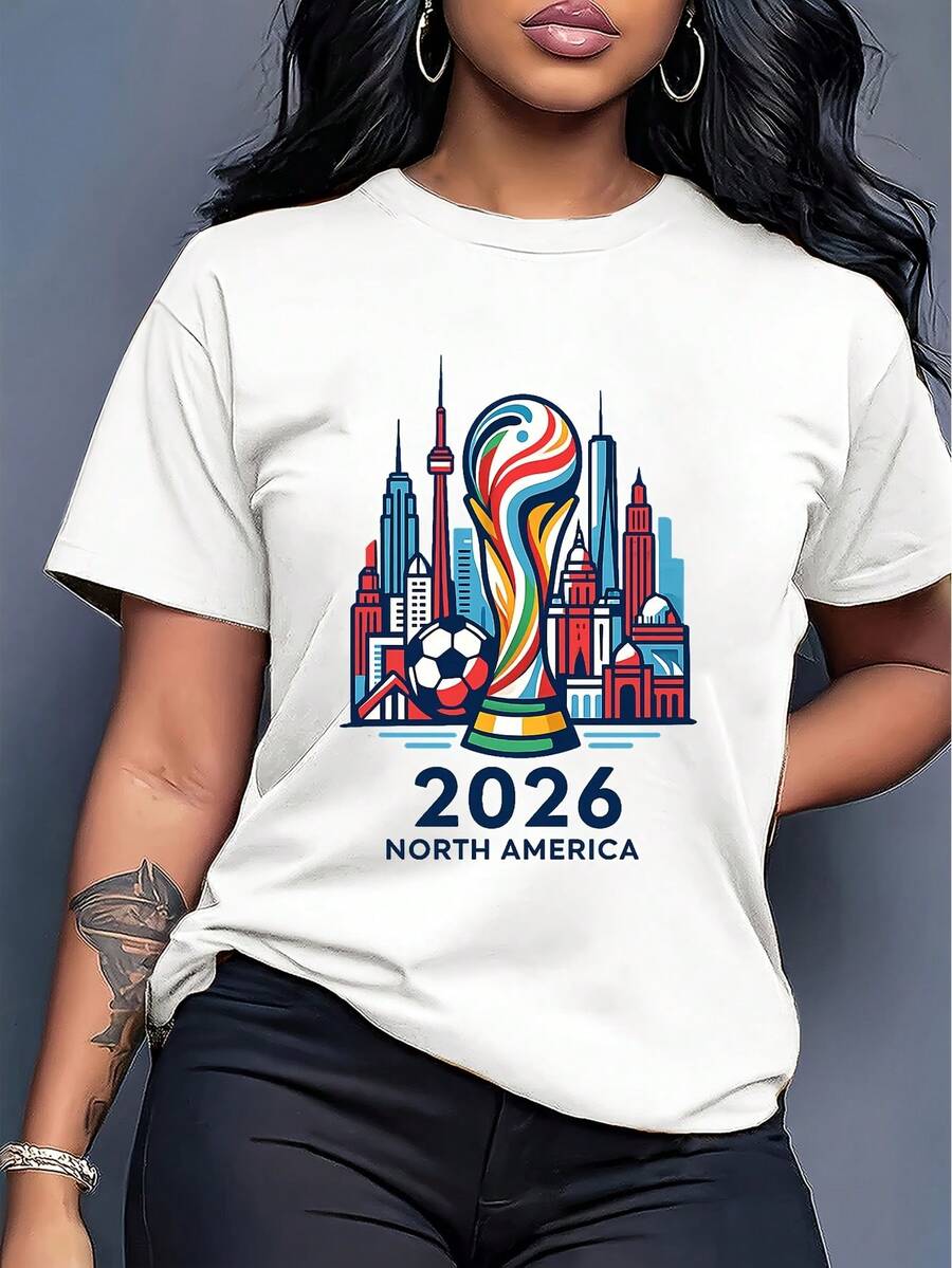 Playera del Mundial 2026 Norteamérica, con trofeo, balón y horizonte de ciudades sede, ideal para celebrar el torneo. - Blanco - Ver 1