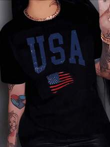 Printed With Large USA Lettering And A Waving American Flag Symbolizing National Pride And Freedom, This Women's T-Shirt Is Made Of 100% Soft And Comfortable Cotton For Everyday Wear. It Makes A Great Gift. This Stylish, Bohemian-Inspired T-Shirt Is Soft, Breathable, And Comfortable, Perfect For Spring, Summer, And Fall; Ideal For Vacations, Travel, And Everyday Wear. Perfect For Watching A Game. - 黑色 - 查看 7