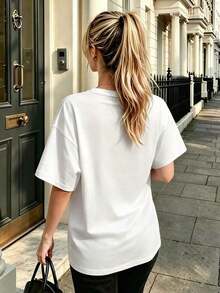 Limited EditionEsta camiseta perfecta para que las mujeres la usen en primavera y verano. Presenta un clásico estampado de leopardo en blanco y negro lleno de patrones de corazones y la leyenda manuscrita Wild Love. Tiene un toque pero a la vez fresco e individualista, convirtiéndola en un gran artículo para crear un estilo de chica caliente.Lightweight Cotton - Blanco - Ver 3