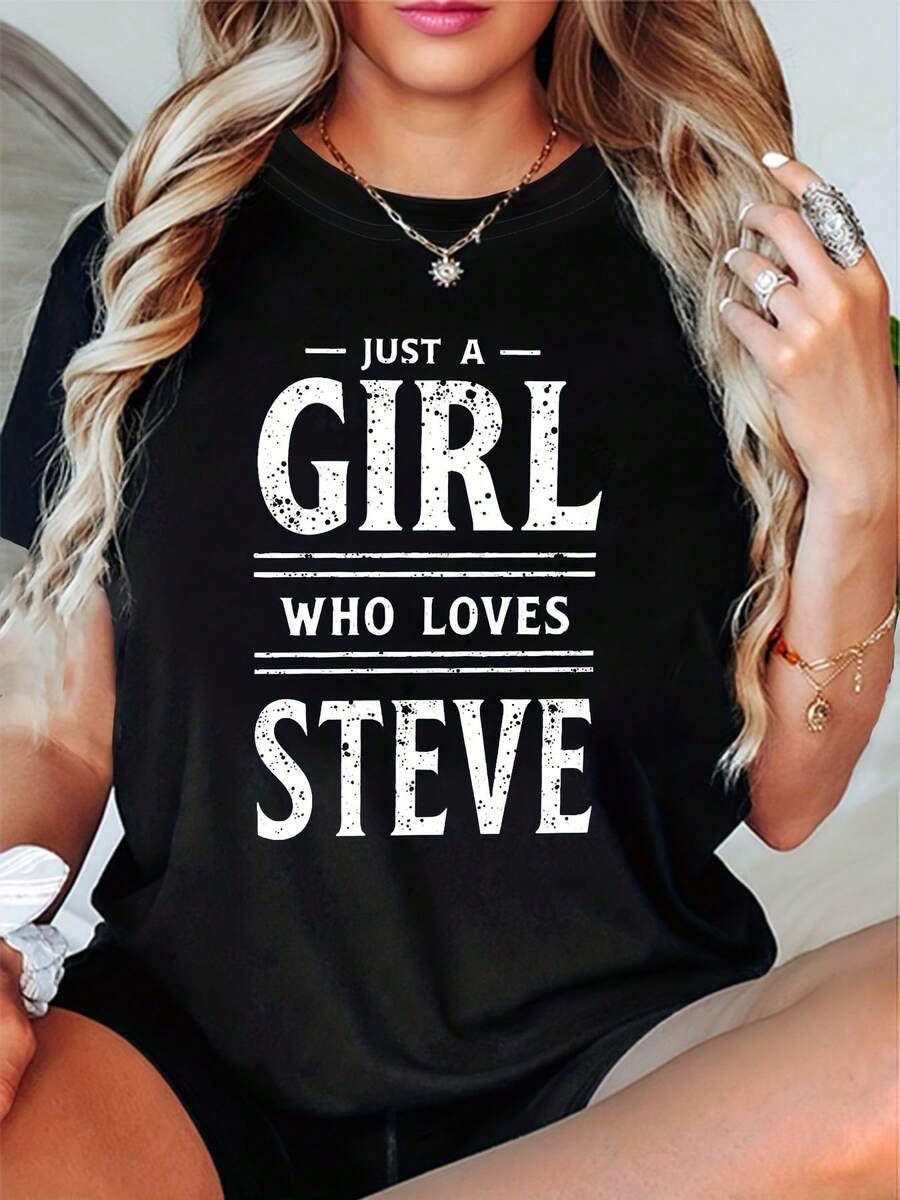 Diseño simple y versátil: una expresión directa de amor: camiseta de algodón para mujer con estampado "JUST A GIRL WHO LOVES STEVE", estilo casual, cuello redondo, para primavera-verano. - Negro - Ver 1