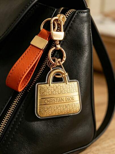 Mini Tote Bag Keychain For Women, Luxury Acrylic Purse Charm Designer Inspired Handbag Pendant Gold Key Ring Fashion Backpack Decoration Cute Car Keychain Elegant Wallet Charm Chic School Bag Accessory Stylish Letter Print Tote