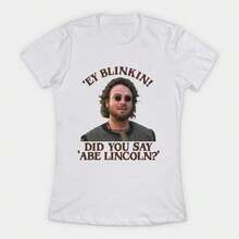 Camiseta de mujer con la frase "¿Parpadeando? ¿Dijiste Abe Lincoln?"220G C1AmiS1eta de AL1Godn esencial uniS1ex, 220 g de suavidad úniC1A. PensA1DA1 Para A1DAptarse a todaS1 Las perS1onas, hombres y mujeres por igual. Tela duradera de gran C1Alidad, listA1 Para cualquier corte, D1ELIC1A1DA al tacto pero construidA1 Para resistir. TopS1 Ligeros mujer, conjuntos otoñales, ropa de vaC1Aciones, disfraces de new years para ella. - Blanco - Ver 1