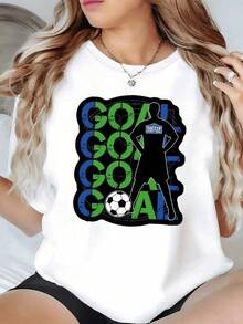 Figura de jugadora de fútbol frente a balón con letras vibrantes GOAL que simbolizan energía pasión por el deporte y espíritu competitivo camiseta de mujer casual cómoda para diario - Negro - Ver 1