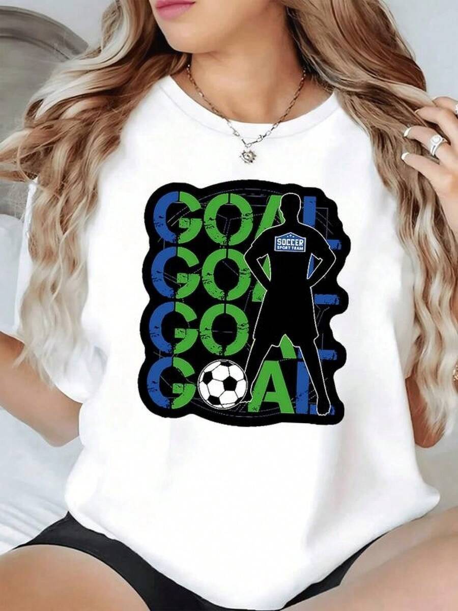 Figura de jugadora de fútbol frente a balón con letras vibrantes GOAL que simbolizan energía pasión por el deporte y espíritu competitivo camiseta de mujer casual cómoda para diario - Negro - Ver 1
