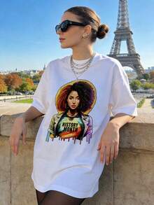 Ropa de Mujer, Camiseta de Verano de Algodón Suave y Casual con Cuello Redondo, Estampado con Patrón de Letras sobre la Figura Femenina Afroamericana y el Mes de la Historia. Color negro. - Blanco - Ver 3