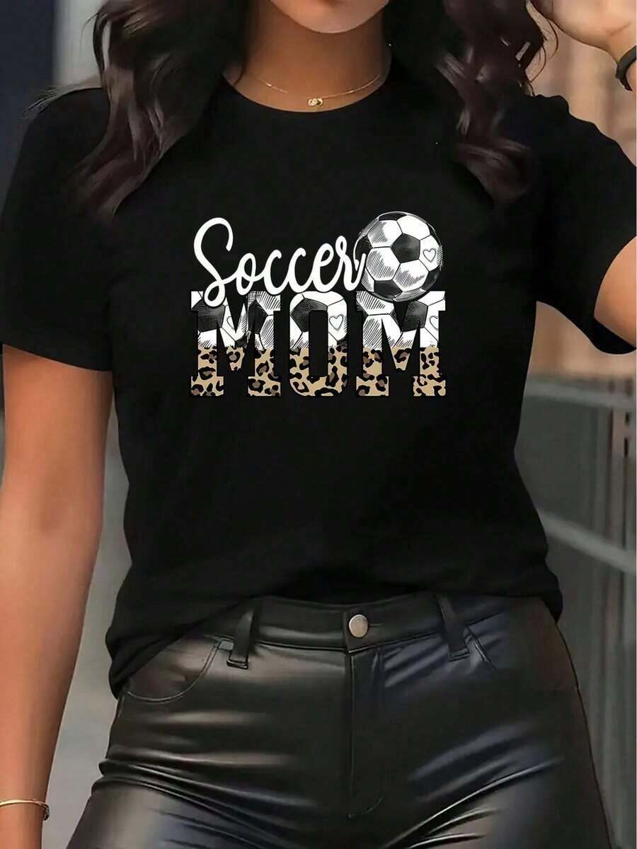 Camiseta Holgada Sencilla Mujer Estilo Moderno Camiseta Gráfica Y2K para Mujer - Estampado de Balón de Fútbol, Cuello Redondo Casual, Manga Corta, Mezcla Transpirable/Elástica, Comodidad para Todas las Temporadas en Eventos Deportivos, Conjuntos Casuales y de Entrenamiento de Fútbol - Disponible en Múltiples Colores y Tallas, Lavable a Máquina, Diseño con Letras Estilo Y2K y Balón de Fútbol, Perfecta para Ropa Casual y Deportiva, Ideal para Mamás y Aficionados del Fútbol Camiseta Mujer Estampado Gráfico Verano 2026 - Negro - Ver 1