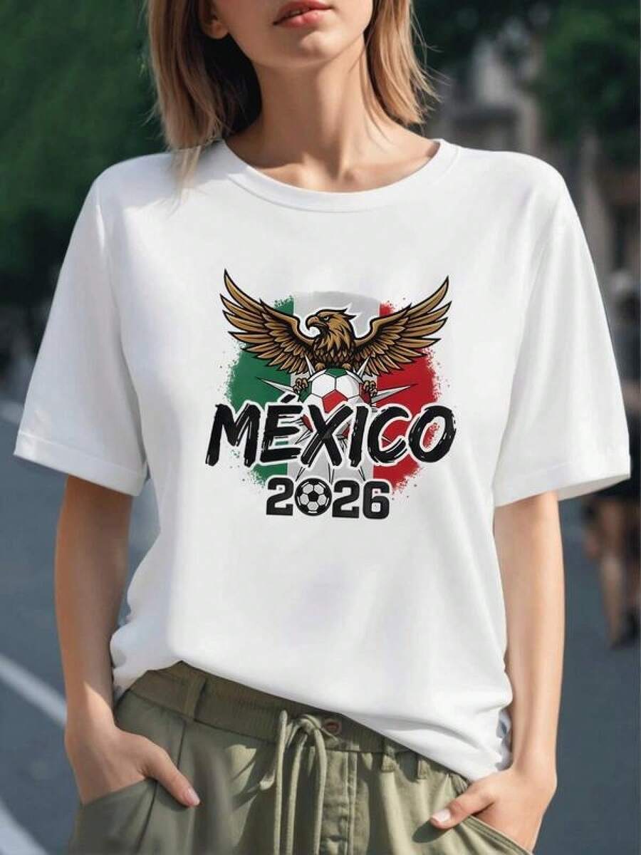 Águila dorada sosteniendo un balón sobre fondo tricolor simbolizando orgullo nacional y fuerza deportiva de México 2026 camiseta para mujer 100% algodón cómoda y moderna - Negro - Ver 1