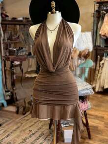 Vestido de mujer con cuello halter, espalda descubierta y volantes en el bajo - Camel - Ver 4