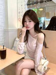 Kaos Lengan Panjang Bahu Asimetris Motif Renda (Garis Acak) Warna Pink Kasual - Berwarna merah muda - View 2