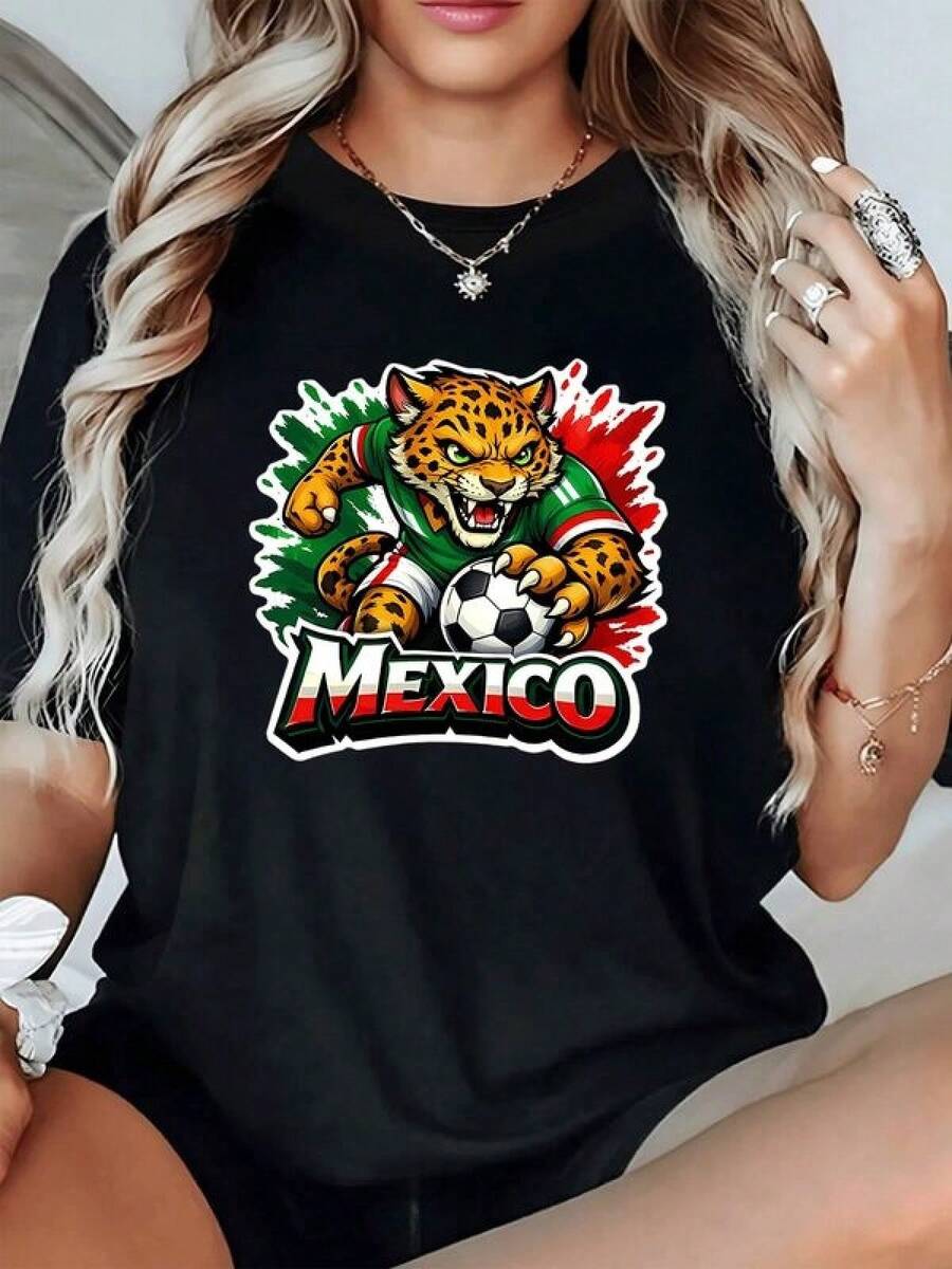 Jaguar feroz con camiseta verde simbolizando la fuerza y orgullo de México mientras sostiene un balón de fútbol sobre fondo tricolor representando pasión energía y espíritu deportivo camiseta de mujer casual moderna cómoda para fans mexicanas - Negro - Ver 1