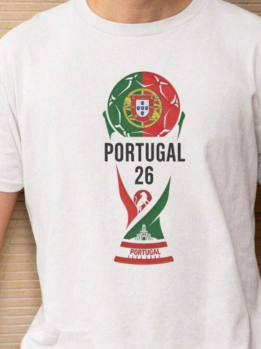 Camiseta Gráfica de Fútbol Estilo Homenaje a la Bandera de Portugal, Diseño Animado de Trofeo de Torneo Mundial, Regalo Inspirado en el Fútbol para Aficionados, Camiseta Unisex - Negro - Ver 1